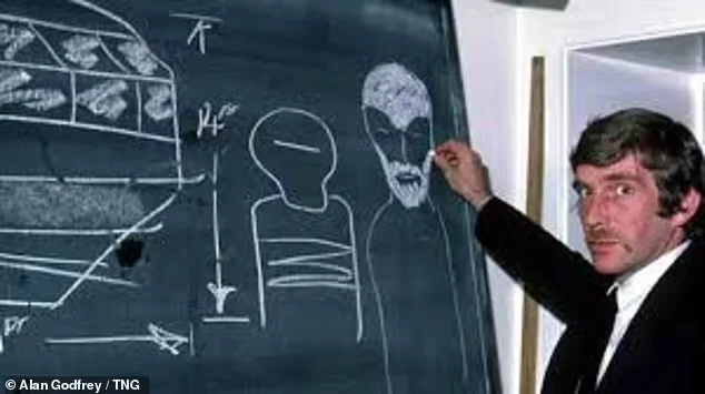 戈弗雷和他画的外星人草图