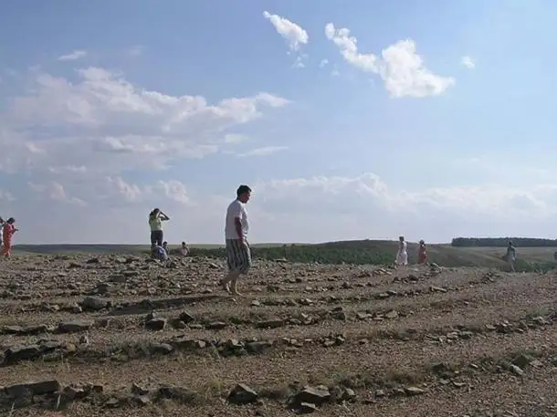 现代异教徒在阿尔卡伊姆附近制作的仪式石阵