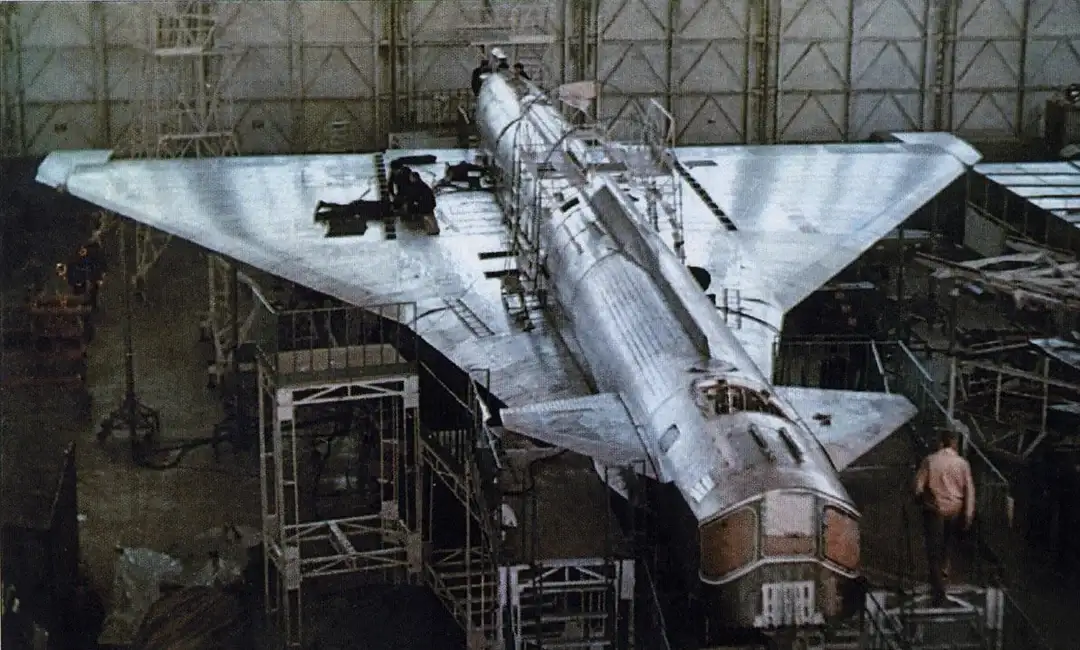 苏霍伊T-4建造中的详细照片