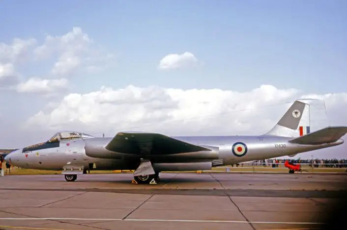 TSR-2原型机在试飞中，白色防闪光涂装与锐利的三角翼设计