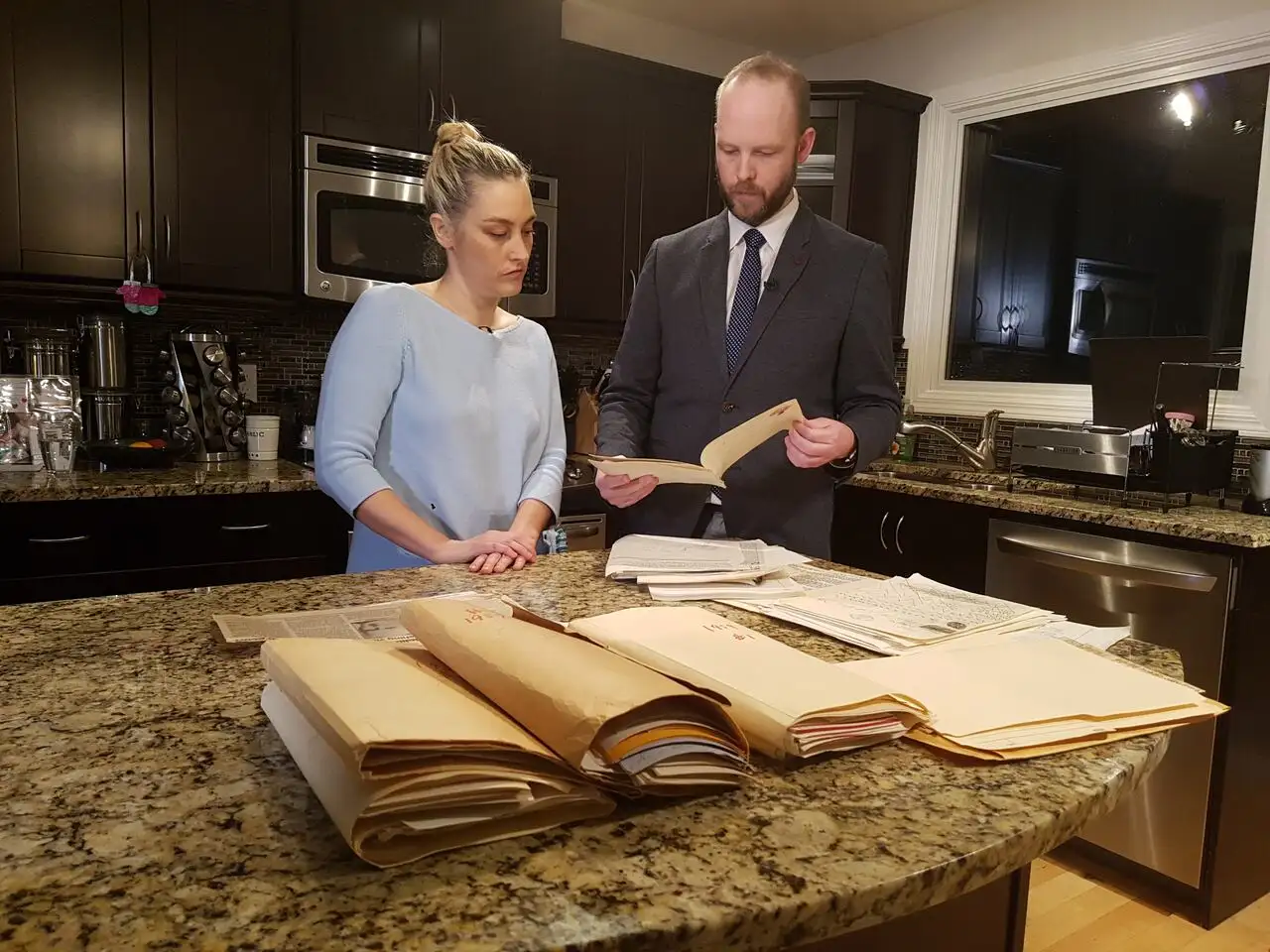 盖尔·卡斯纳的双胞胎妹妹泽拉·霍夫曼，两人原本人生轨迹相似，却因MKUltra实验而分道扬镳