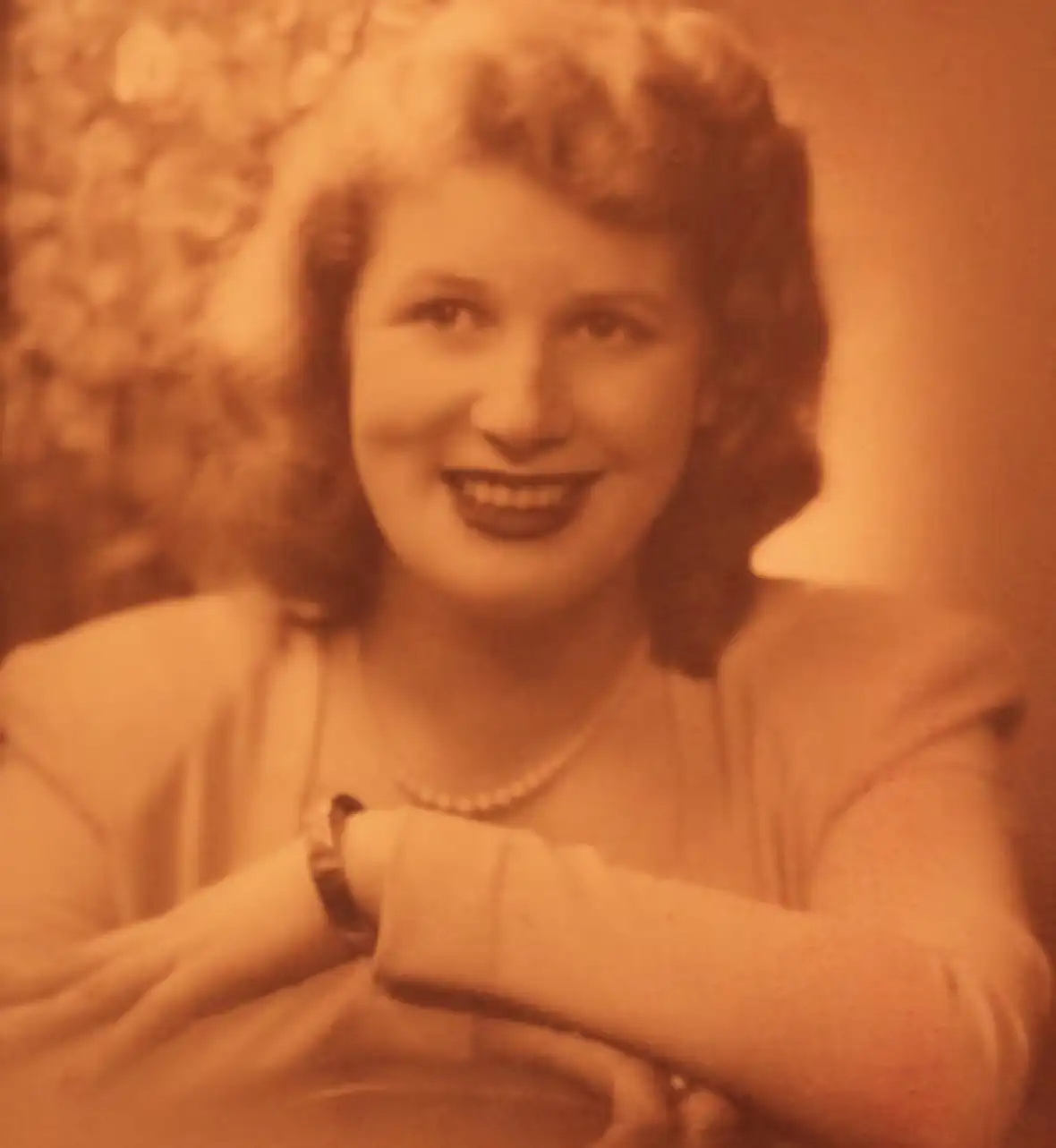 让·斯蒂尔年轻时的照片，一个充满活力的女性，永远失去了她的灵魂