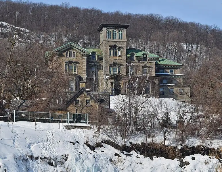 艾伦纪念研究所外景，这座哥特式豪宅曾是CIA资助的精神控制实验场所