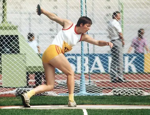 布里吉特·贝伦东克,前铁饼运动员,后来成为反兴奋剂活动家,与丈夫维尔纳·弗兰克一起揭露了东德的兴奋剂计划