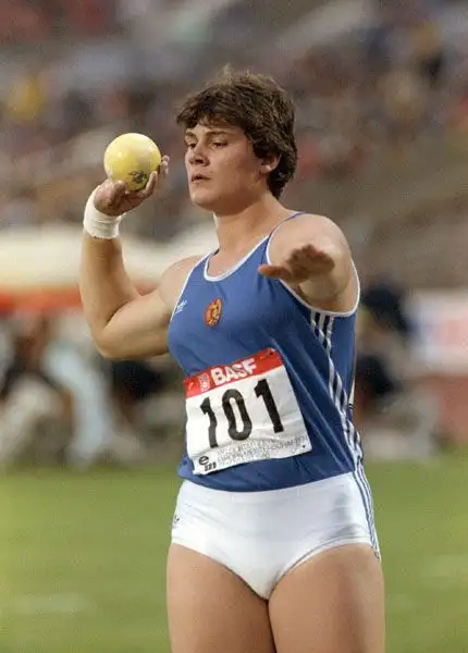 海蒂·克里格在1986年斯图加特欧洲田径锦标赛上获得铅球金牌