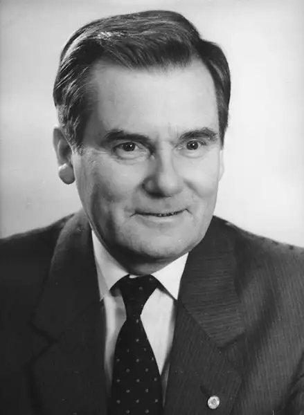 2000年,海蒂·克里格(此时已更名为安德烈亚斯)在审判东德体育官员曼弗雷德·埃瓦尔德和医生曼弗雷德·霍普纳的法庭上作证