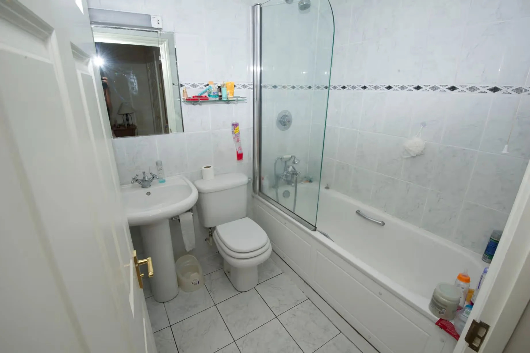 威廉姆斯公寓的浴室，他的尸体就是在这里被发现的