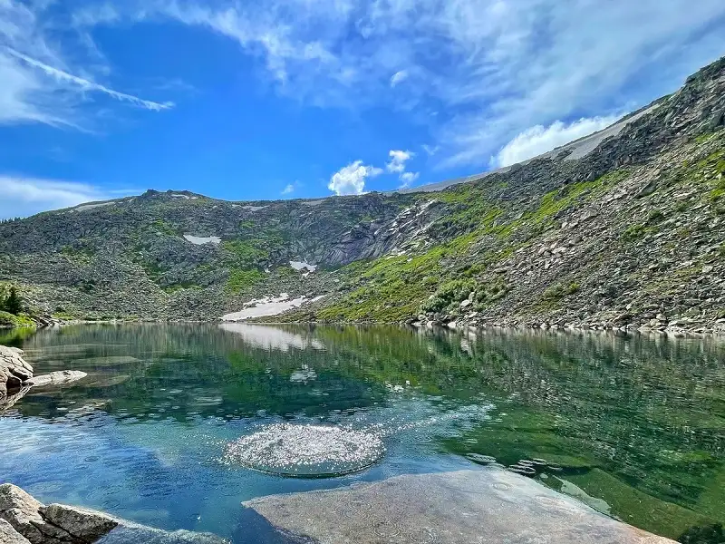 阿特拉斯湖，可能是陨石坑或火山口形成的深湖