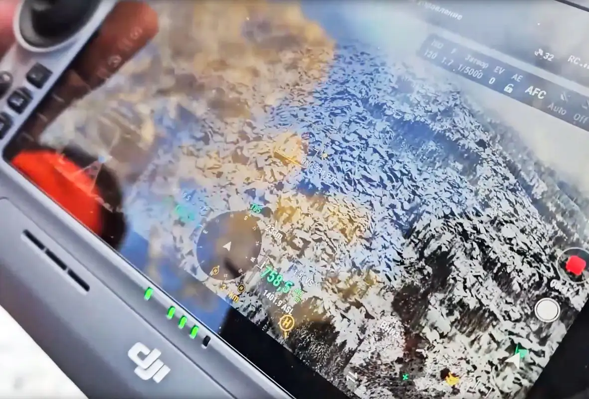 搜救人员在山区搜索