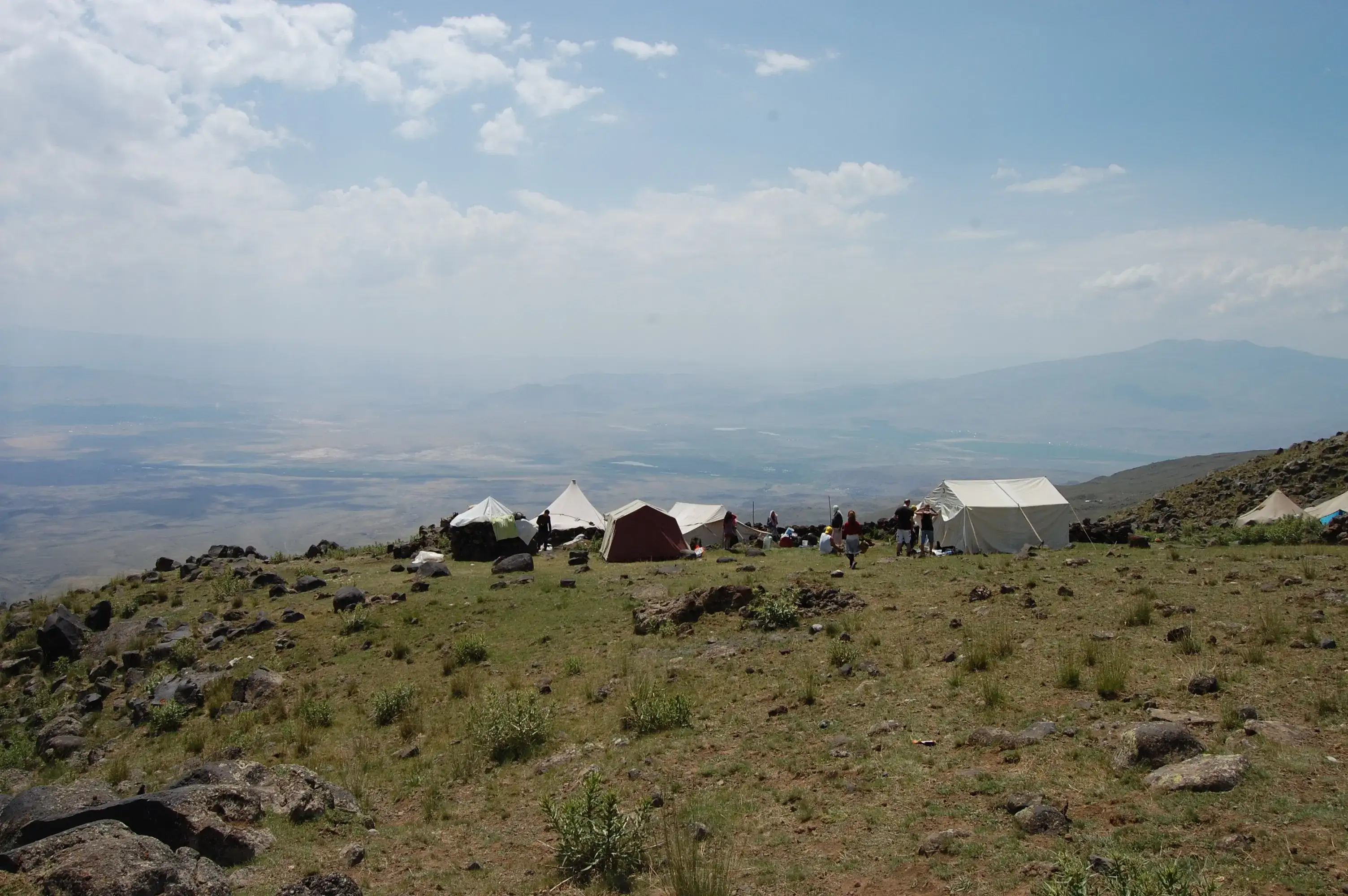 阿勒山山脚下的游牧营地