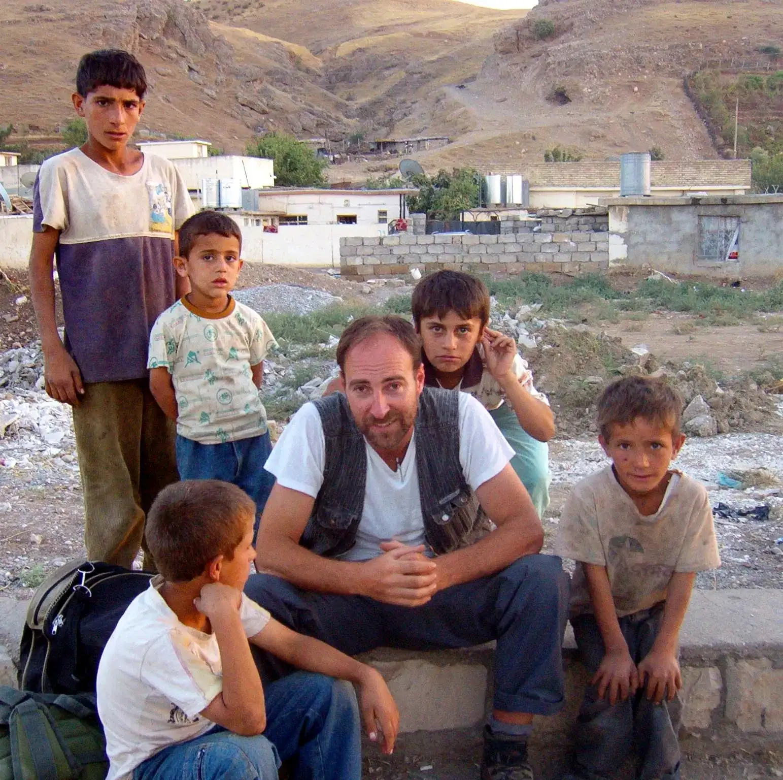 唐纳德与伊拉克儿童在一起