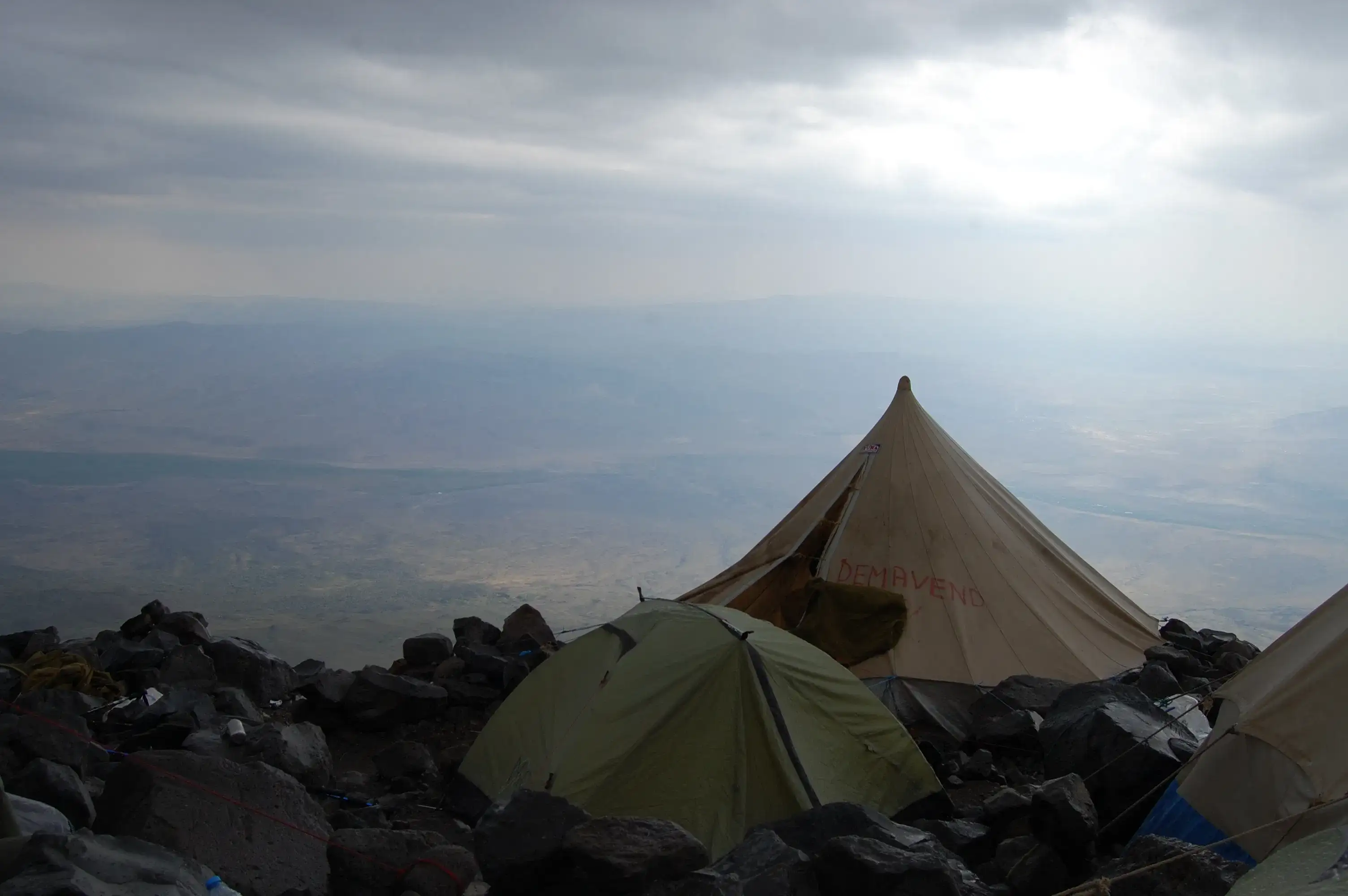 暴风雪后的营地
