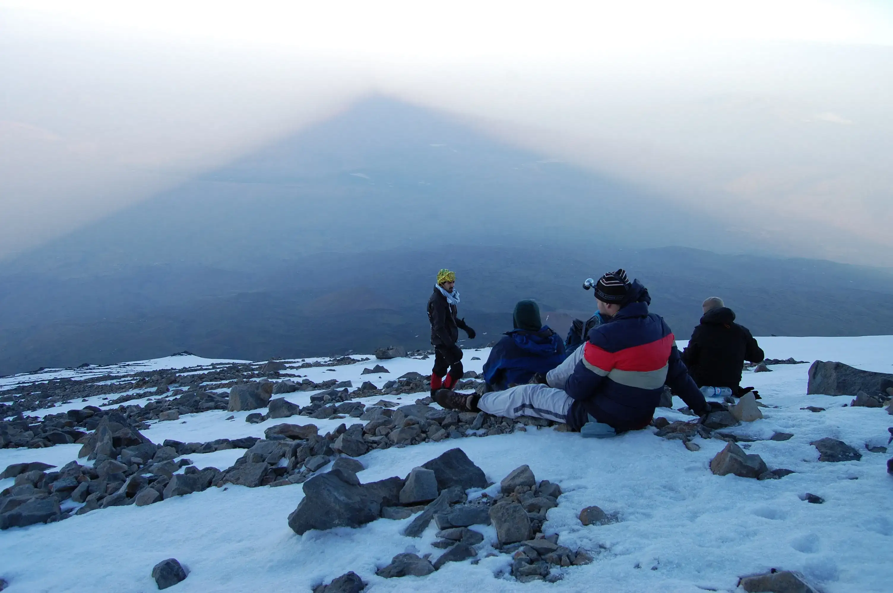 阿勒山的影子笼罩着下方的平原