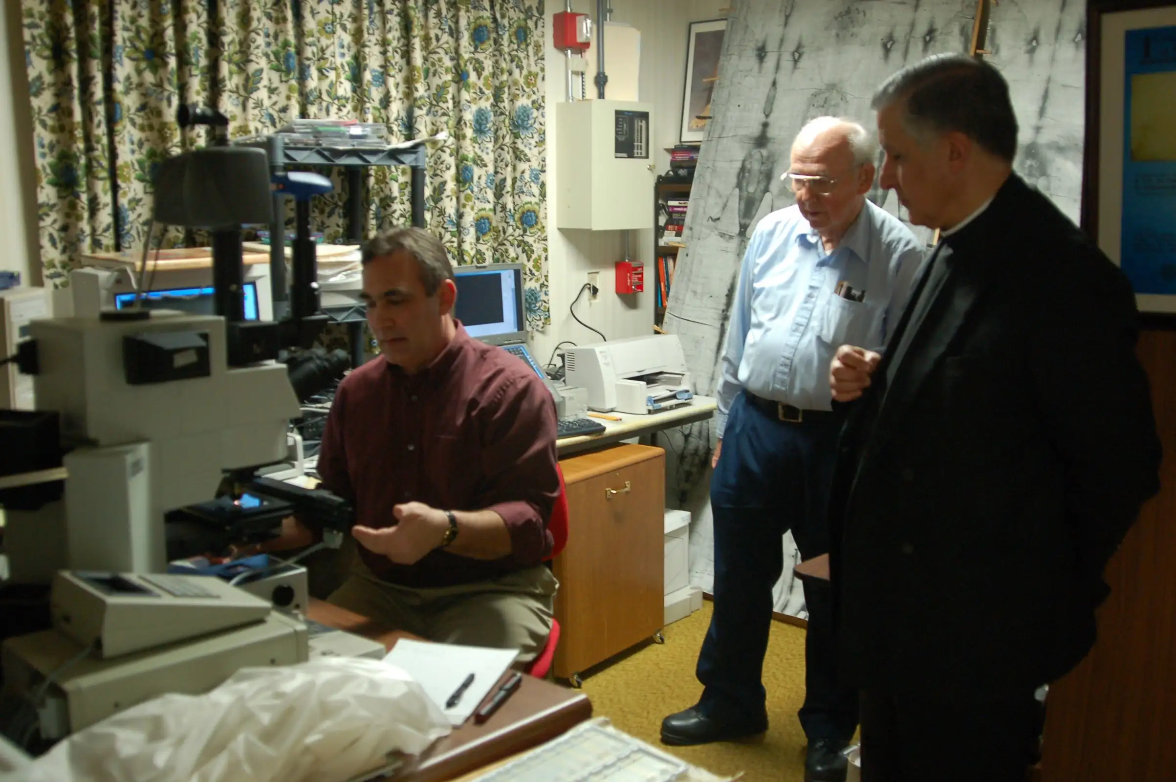 艾伦·旺格和格雷拉神父研究弗雷的胶带样本