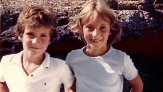 Chris与姐姐Hannah童年照片