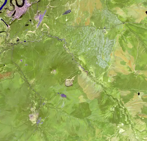 巴塔盖卡天坑1991年与2024年的卫星对比图，显示天坑面积在这三十三年间几乎翻了一番