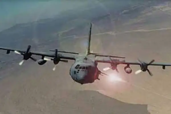 AC-130空中炮艇，为地面部队提供毁灭性的火力支援
