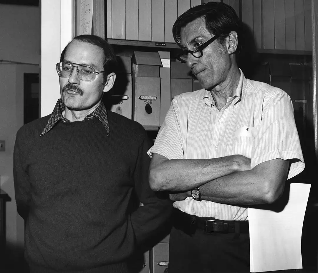 麦克戴德博士在实验室工作