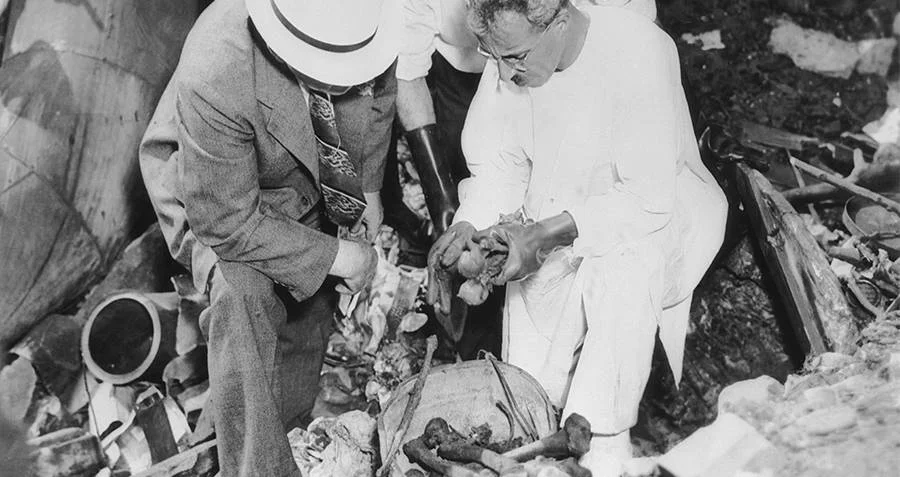 调查人员在克利夫兰躯干谋杀案现场检查骨骼