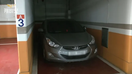 全敏根和崔成熙的车被遗弃在公寓大楼的停车场里。