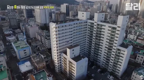 电视画面展示了全敏根和崔成熙居住的公寓大楼外观。