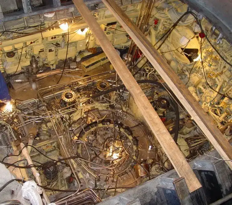 阿尔法级核潜艇反应堆拆除过程