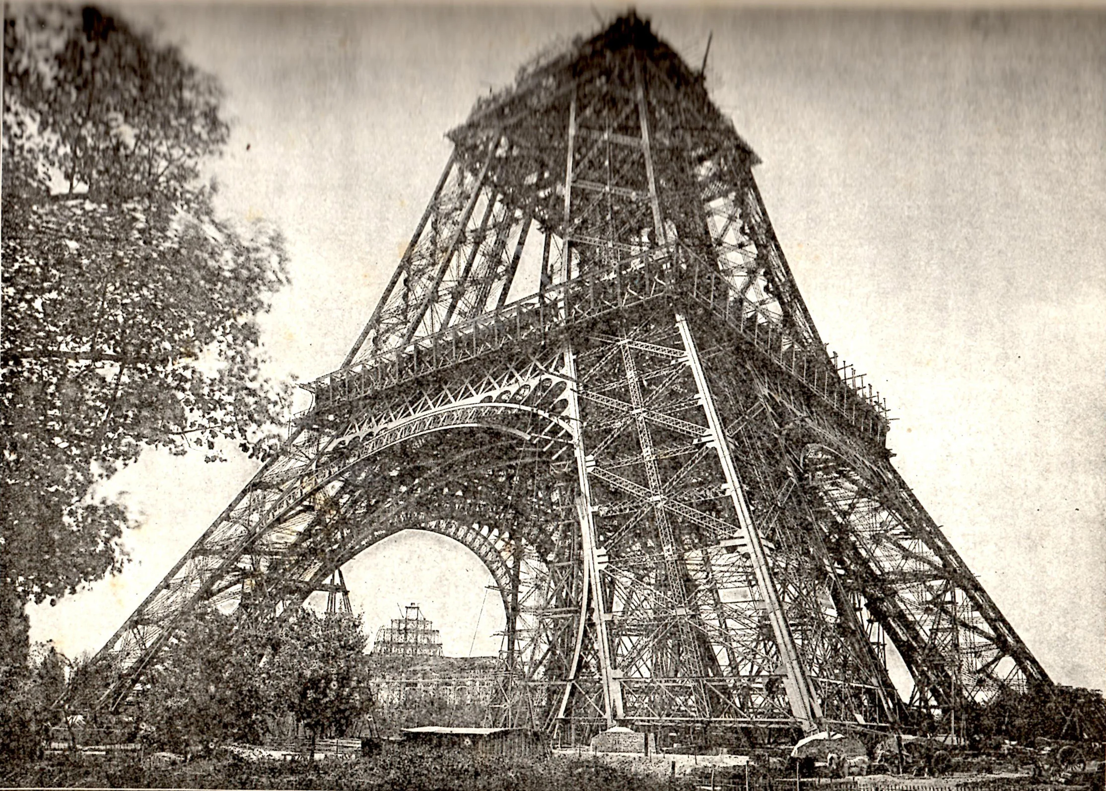 埃菲尔铁塔建造过程中1888年7月的照片