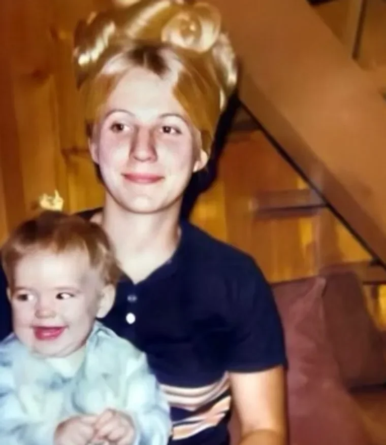 帕特里夏抱着婴儿时期的苏珊娜