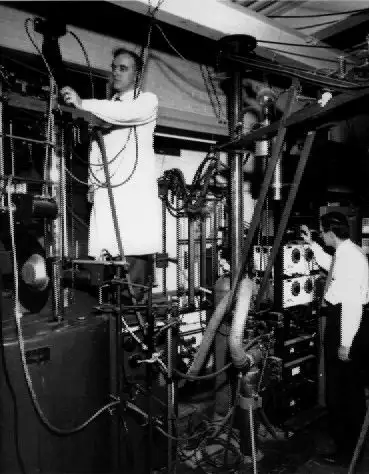 吴健雄与同事在实验室