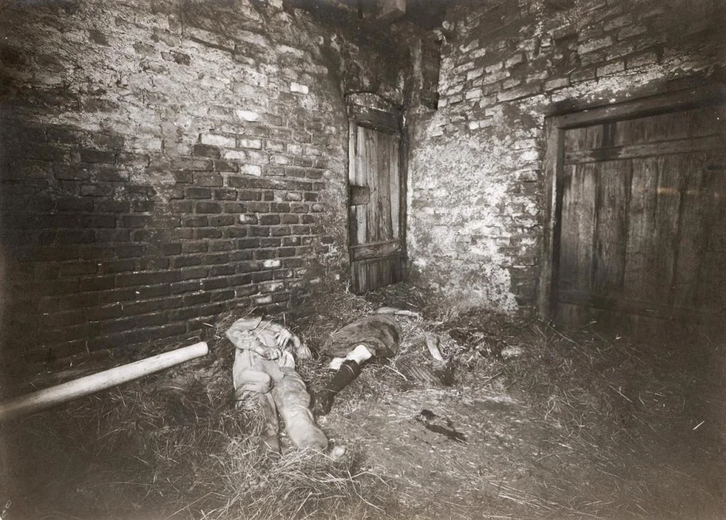 谷仓内的尸体堆放处