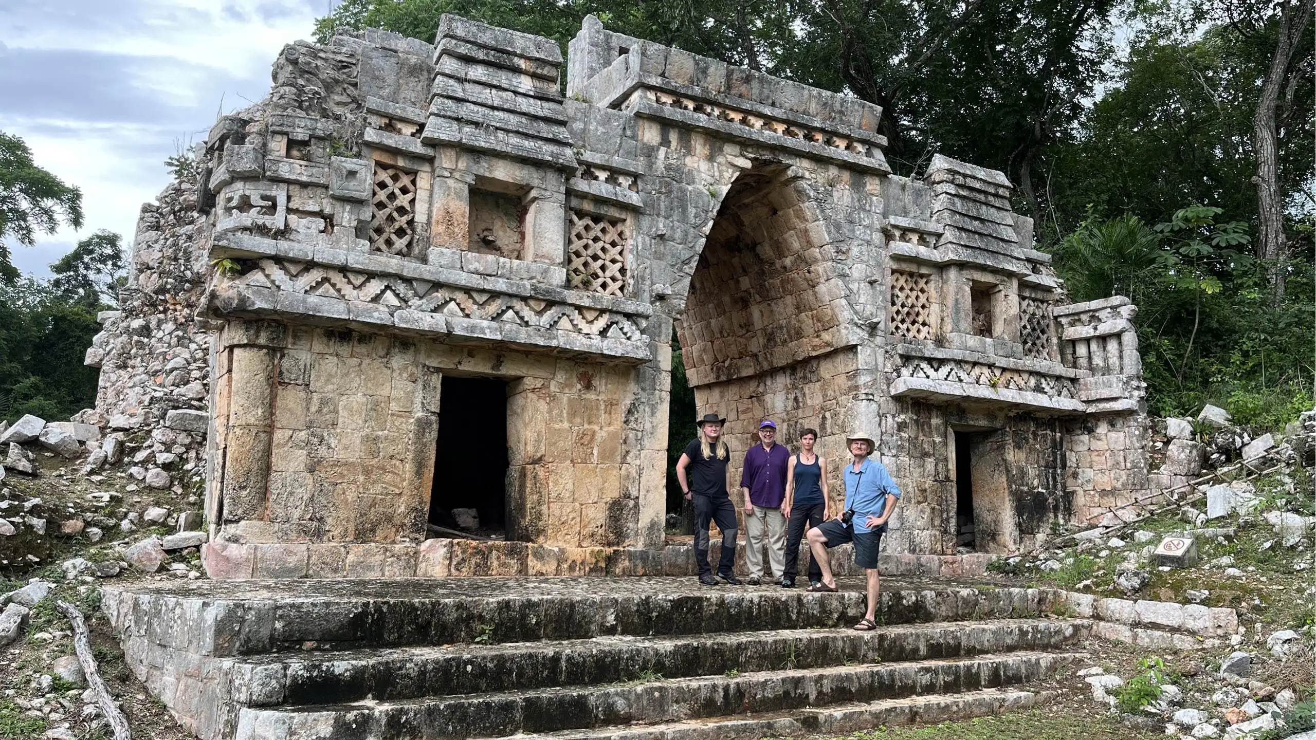 研究团队在玛雅遗址