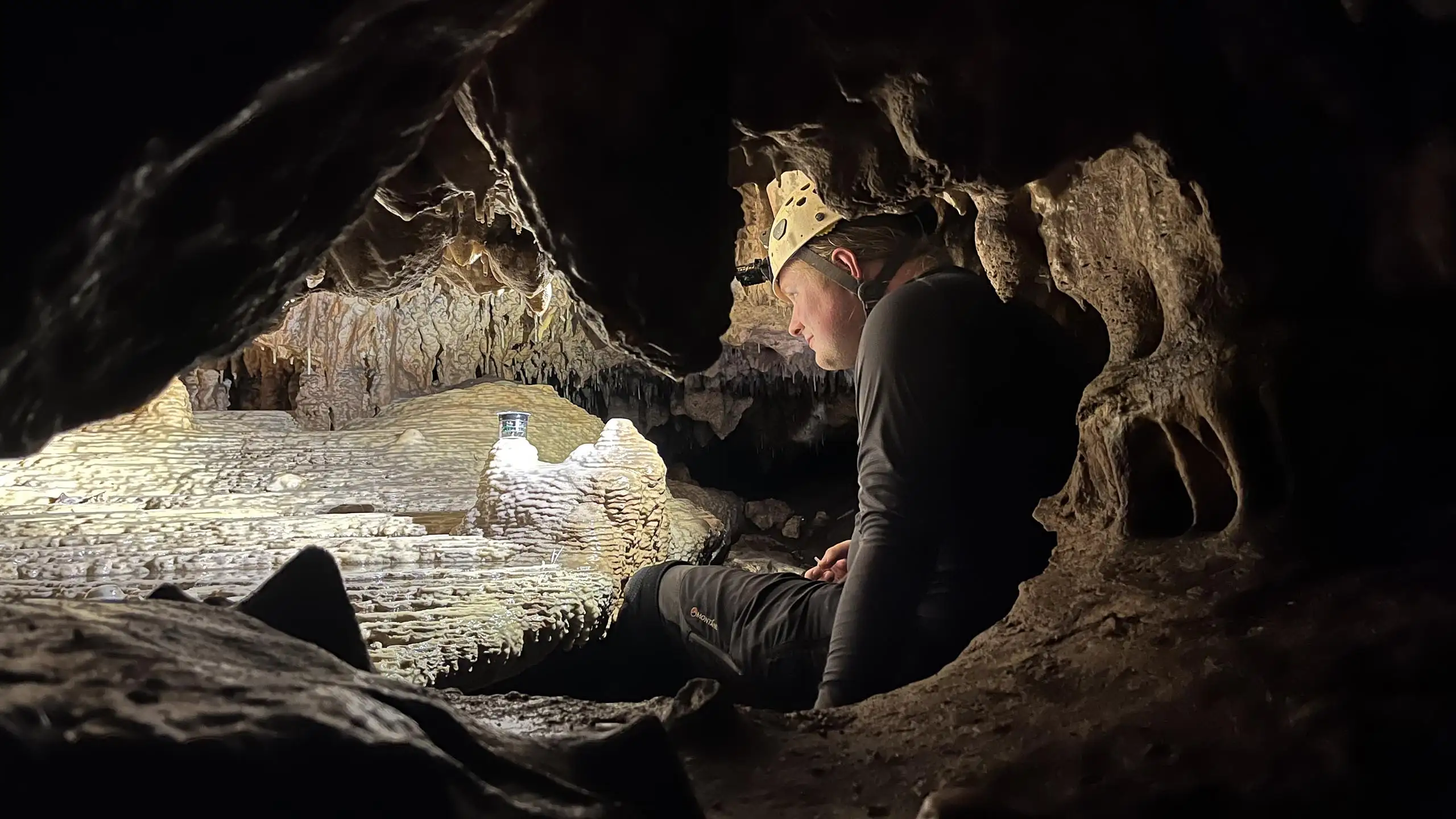 洞穴研究设备安装