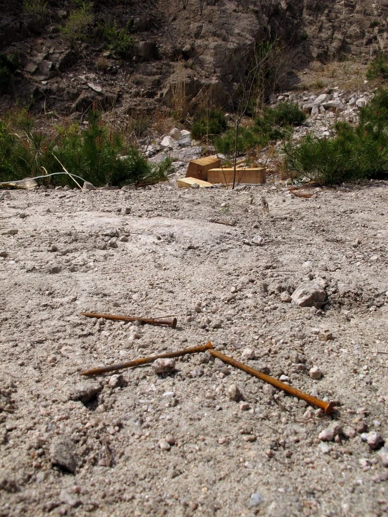 现场发现的钉子和木块