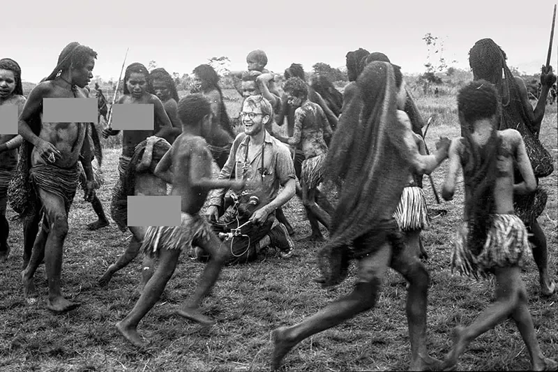 Michael Rockefeller在1960年第一次前往新几内亚时的照片