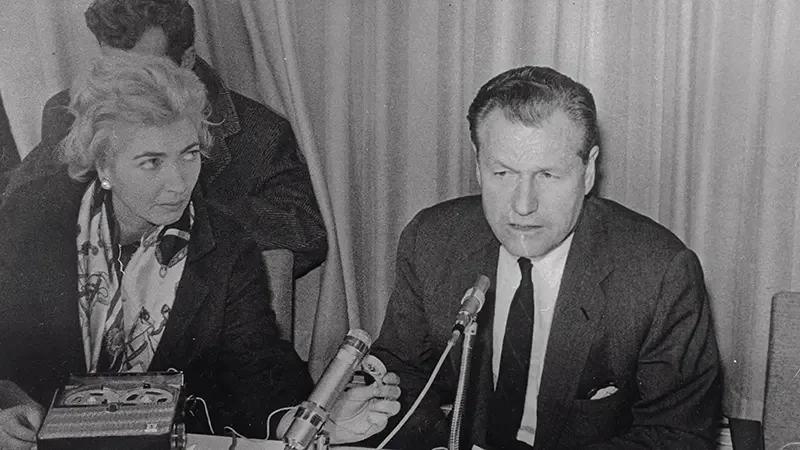 Nelson Rockefeller在印尼毛克雷举行关于儿子失踪的新闻发布会