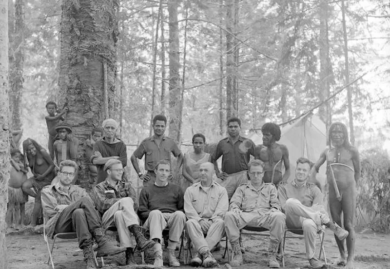 1961年哈佛-皮博迪新几内亚考察队，Michael Rockefeller坐在右数第二个位置