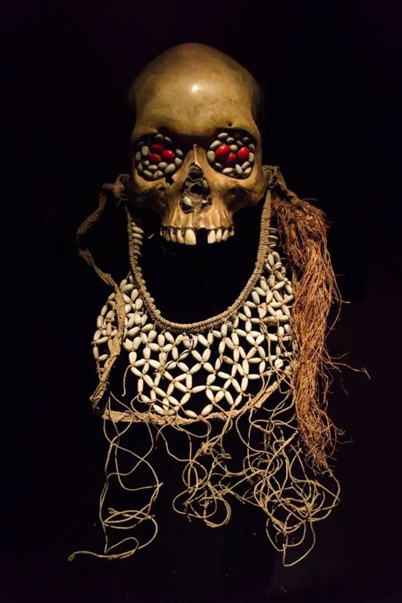 阿斯马特人装饰敌人头骨的方式