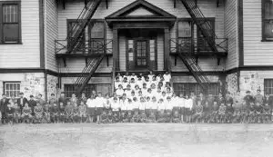 阿尔伯尼寄宿学校学生合影，这些孩子是营养实验的受害者