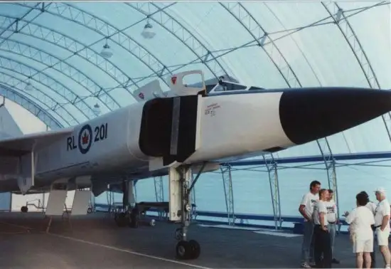 箭式战斗机倾斜转弯