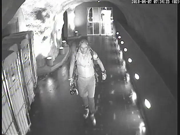 Haub走出缆车的照片