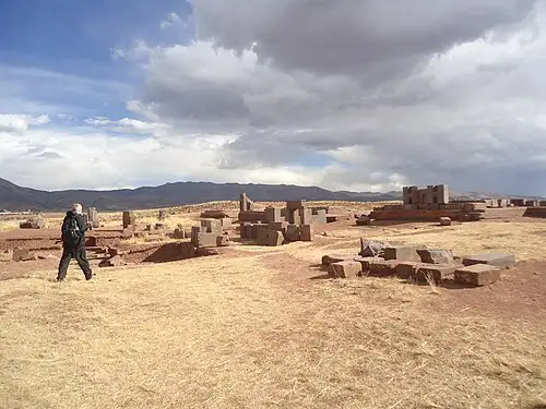 普玛彭古遗址全景，散落在玻利维亚高原上的巨石遗迹