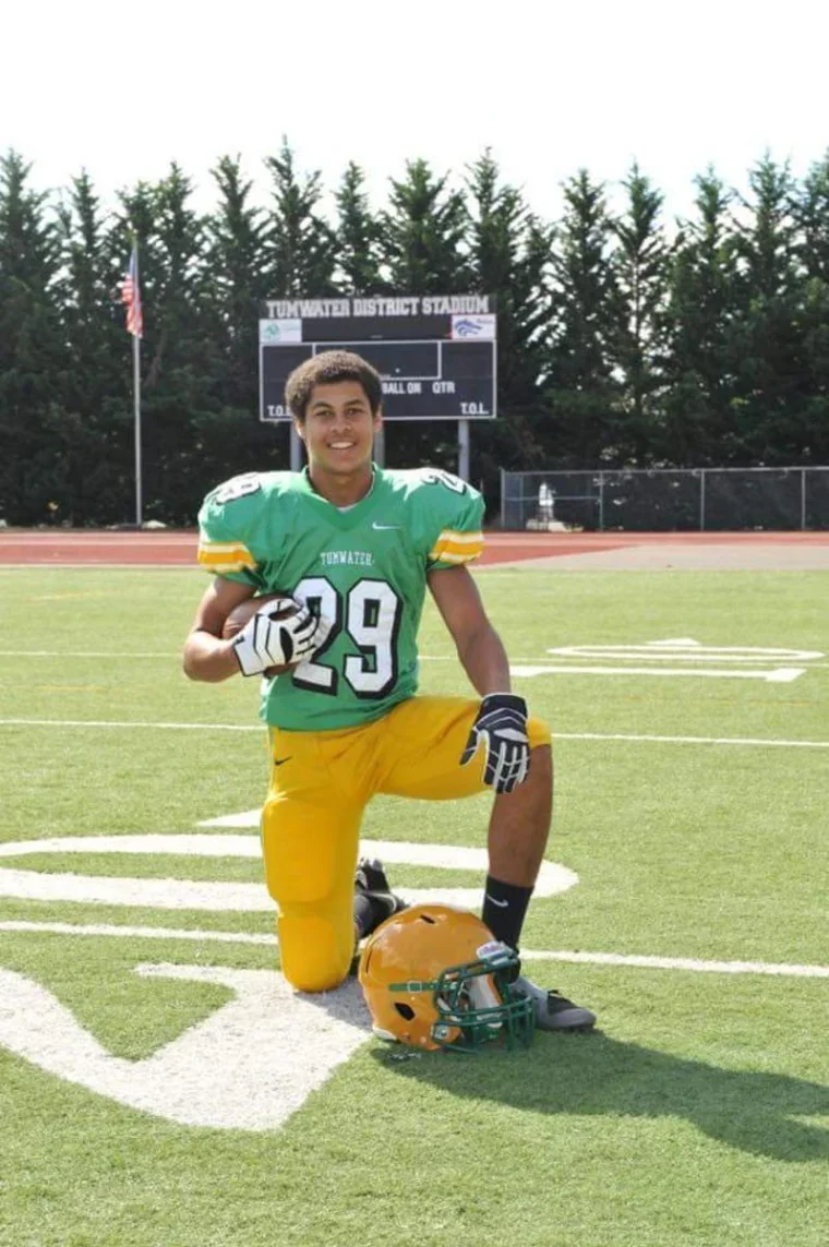 洛根·希恩德尔曼高中时期踢橄榄球的照片