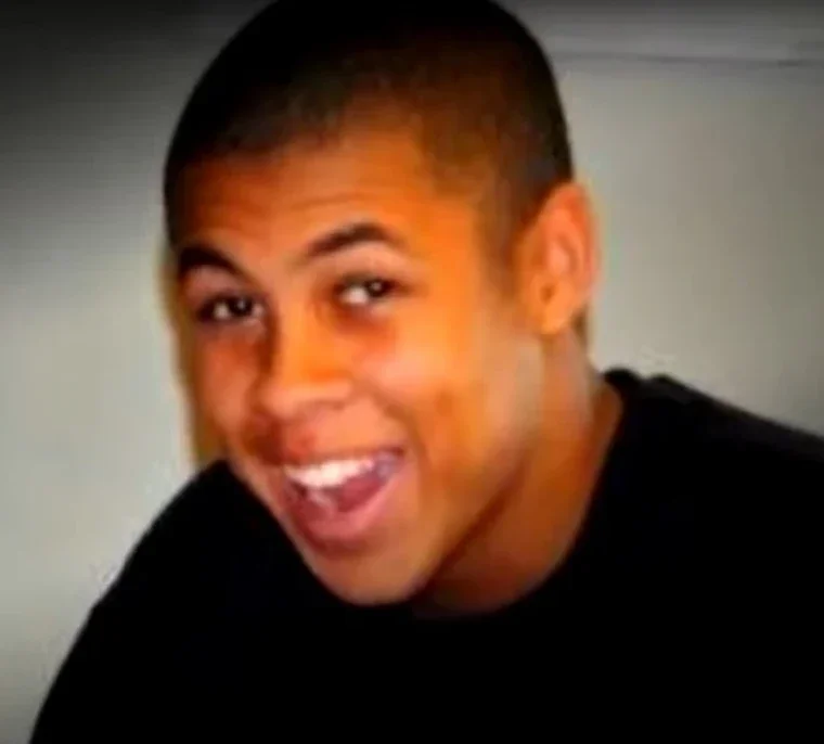 洛根穿着黑色T恤的照片