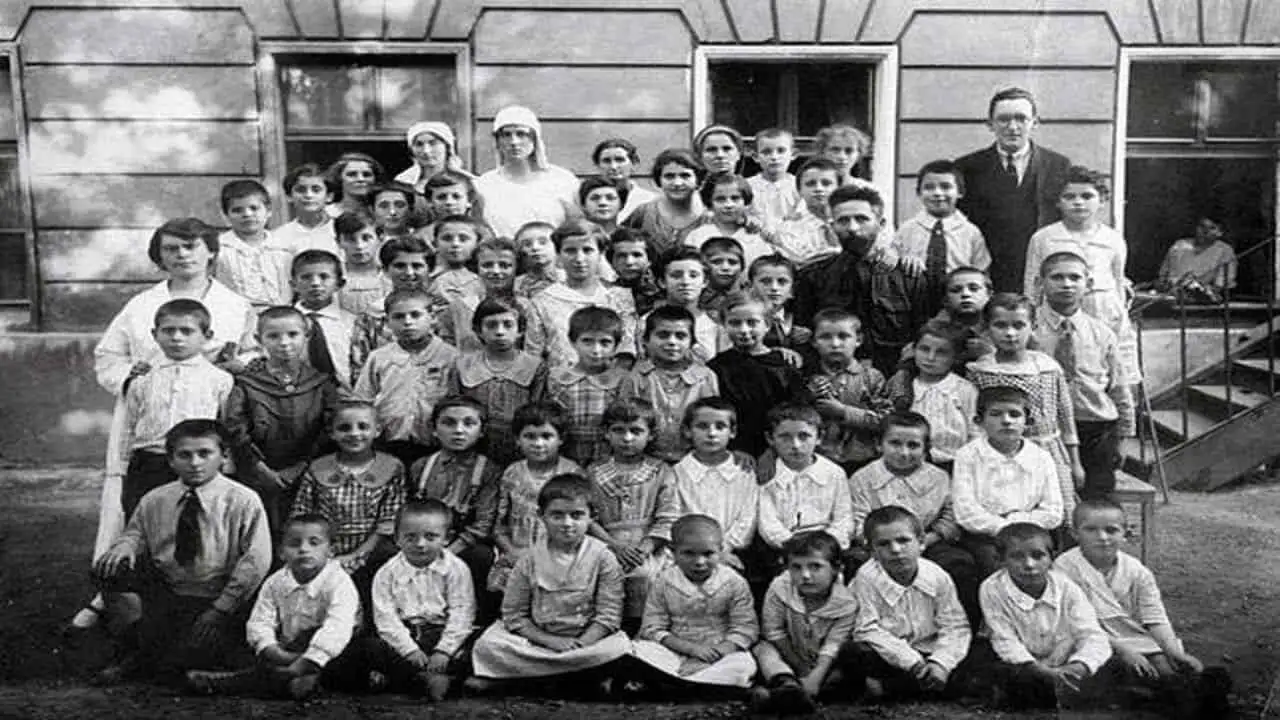 杜普莱西斯孤儿相关照片