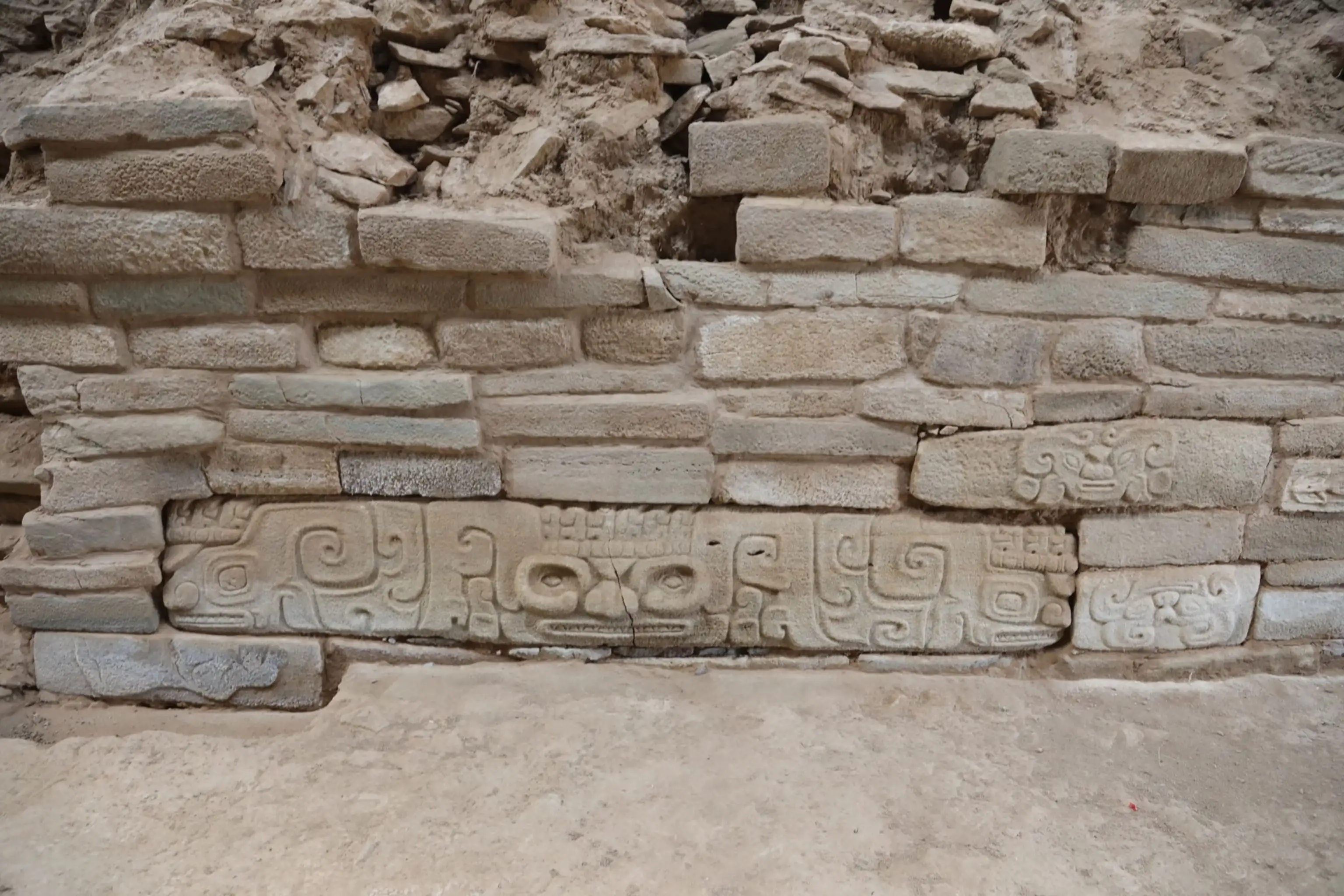 石峁遗址的石雕人面像