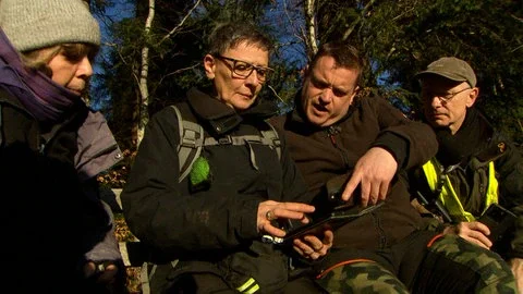 志愿者们在黑森林中搜索Scarlett