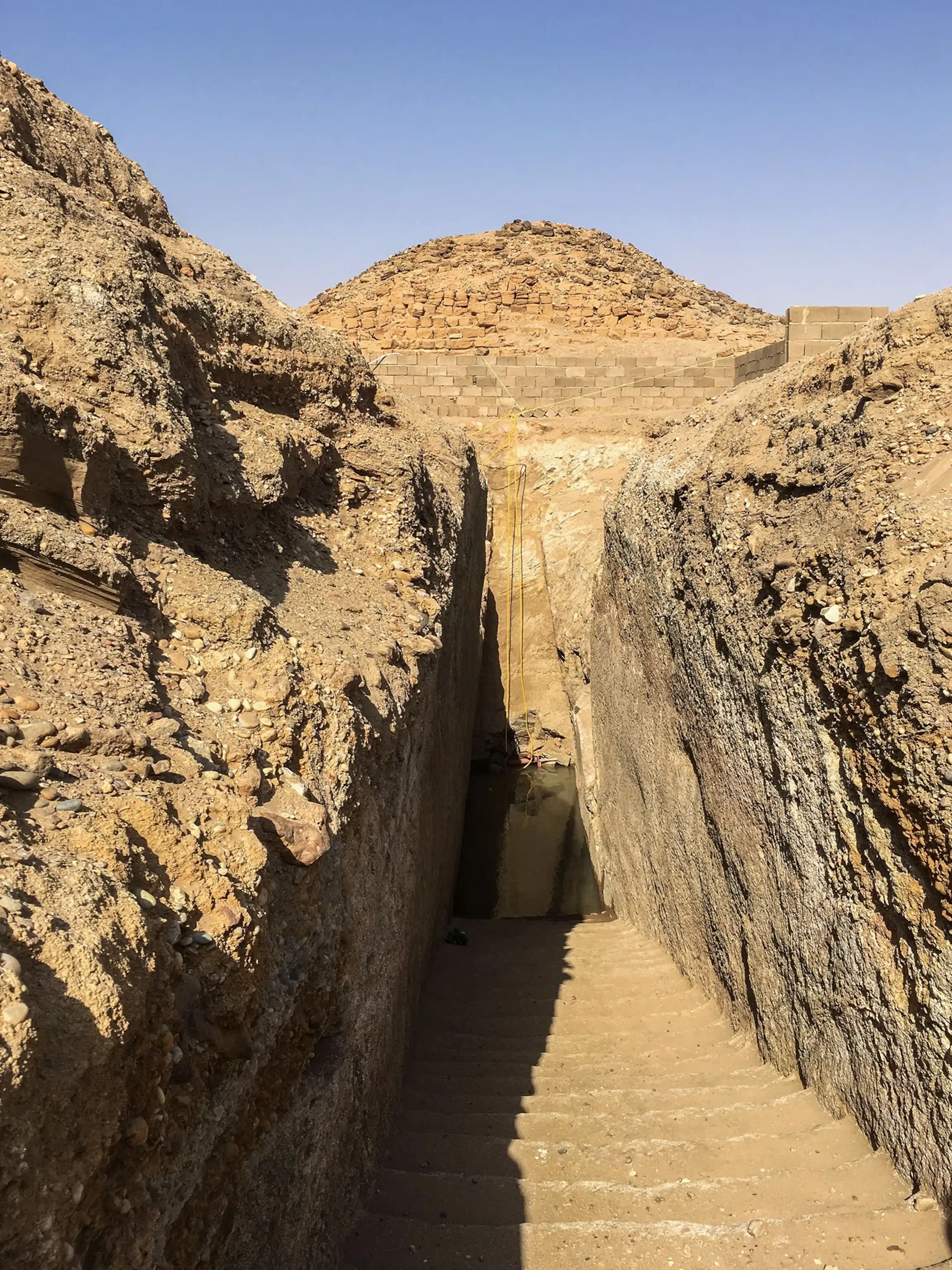 努里金字塔墓室入口