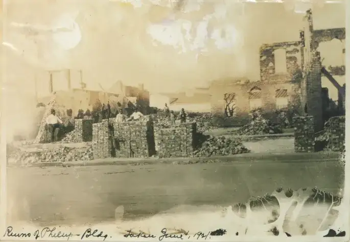 幸存者在废墟中重建