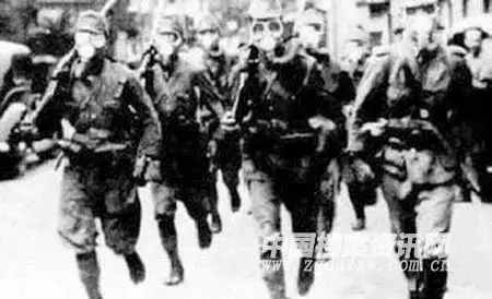 佩戴防毒面具的日军防化部队