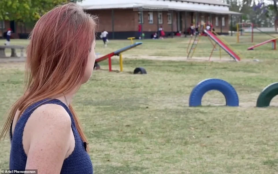 证人艾米莉·特里姆在著名的UFO目击事件20年后重返Ariel学校